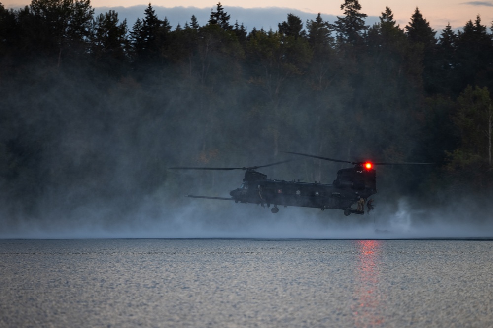 1st Recon Marines participate in helocasting exercise