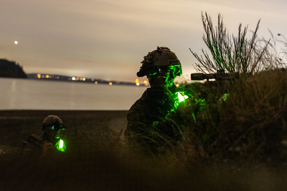 1st Recon Bn. conducts beach insertion, hydrographic survey
