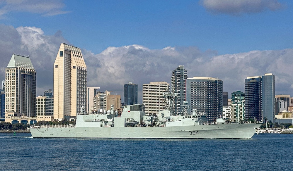 HMCS Regina Arrives in San Diego