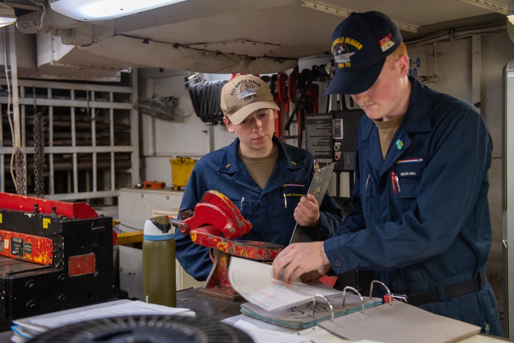 USS Ronald Reagan (CVN 76) prepares for a maintenance assist visit