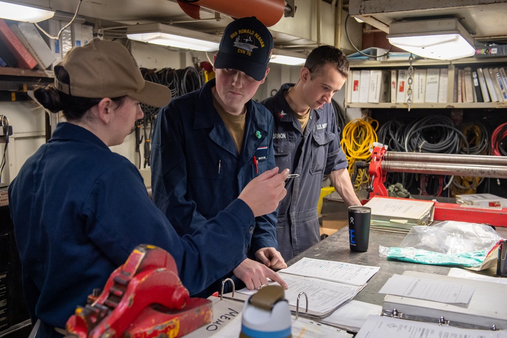 USS Ronald Reagan (CVN 76) prepares for a maintenance assist visit