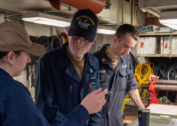 USS Ronald Reagan (CVN 76) prepares for a maintenance assist visit