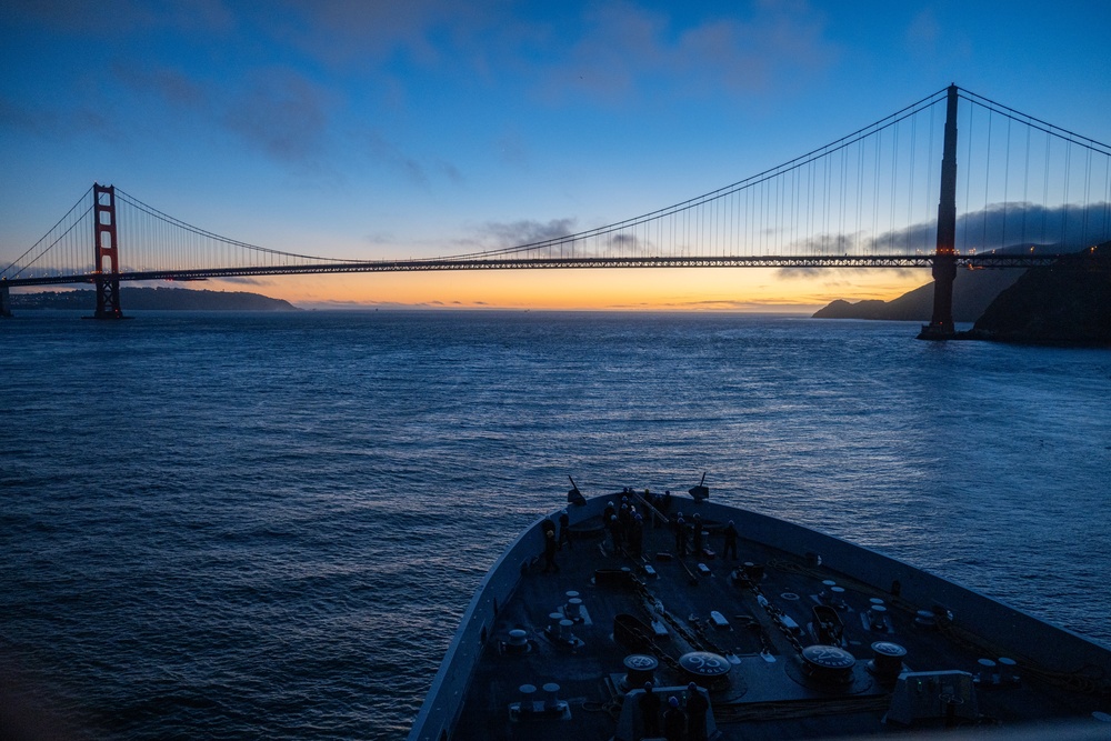 USS Somerset (LPD 25) departs San Francisco