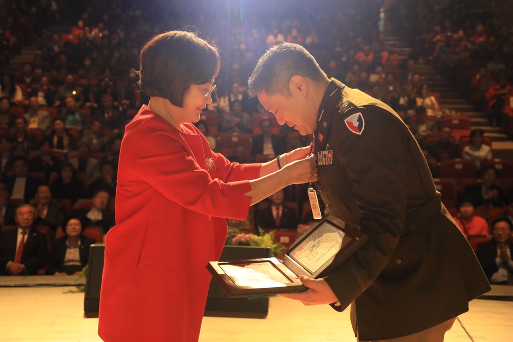 USAG Yongsan-Casey commander receives honorary citizenship