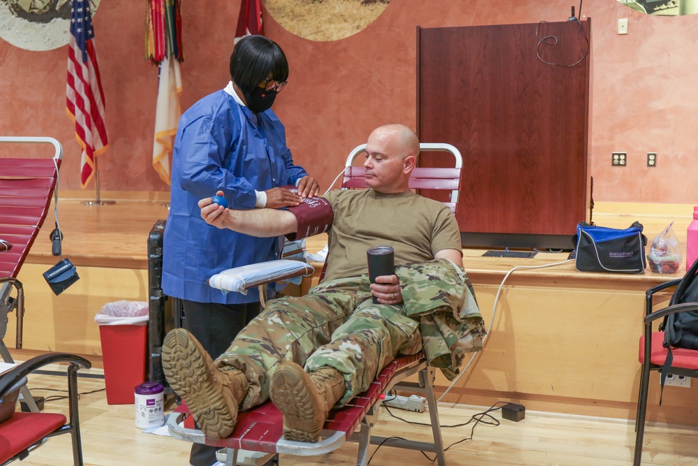 WRAIR holds joint Army and Navy blood donation drive