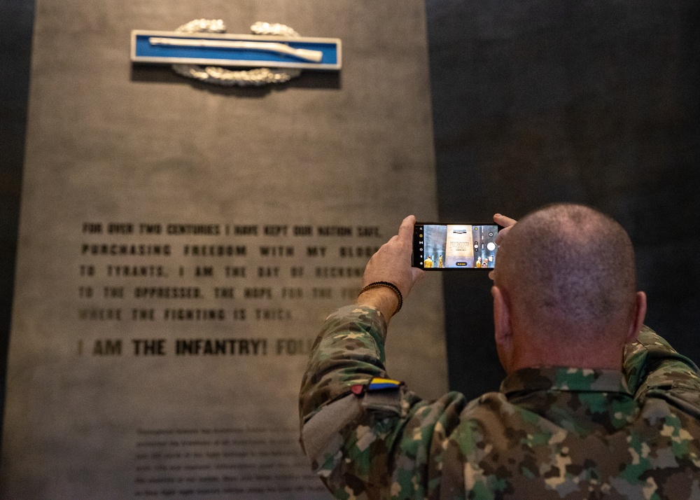 Chief of the Romanian Land Forces and his staff visit Alabama