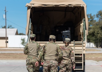 Medical Personnel Rapidly Deploy Forward Surgical Support Sites, Assess Simulated Patients