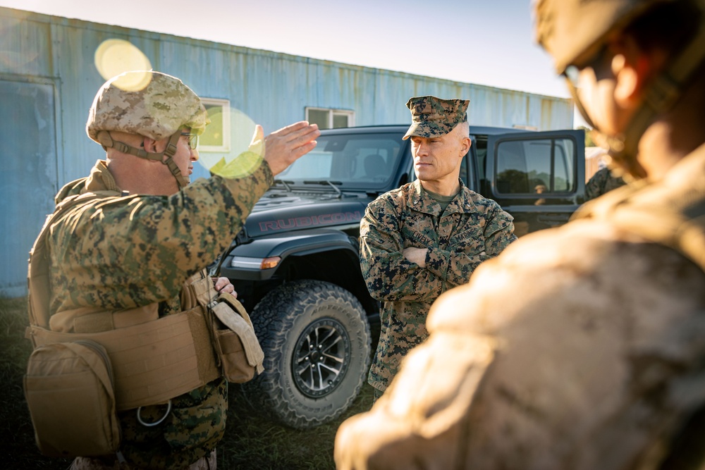 2d Marine Division Assistant Commander visits 10th Marine Regiment during Rolling Thunder