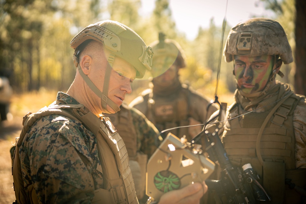 2d Marine Division Assistant Commander visits 10th Marine Regiment during Rolling Thunder