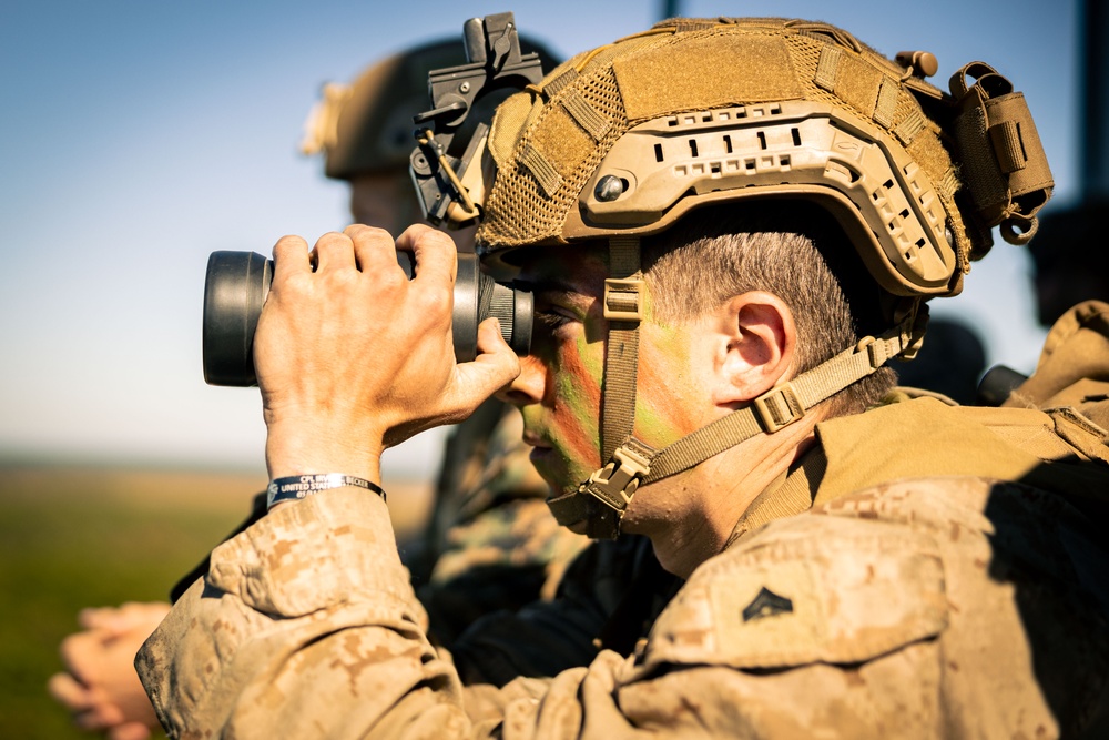 2d Marine Division Assistant Commander visits 10th Marine Regiment during Rolling Thunder