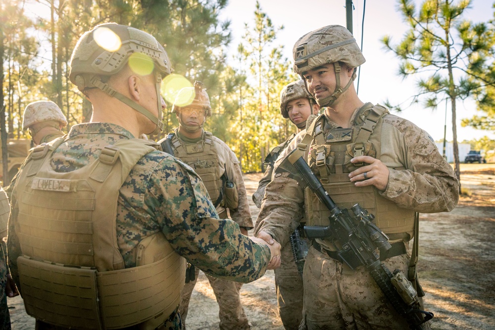 2d Marine Division Assistant Commander visits 10th Marine Regiment during Rolling Thunder