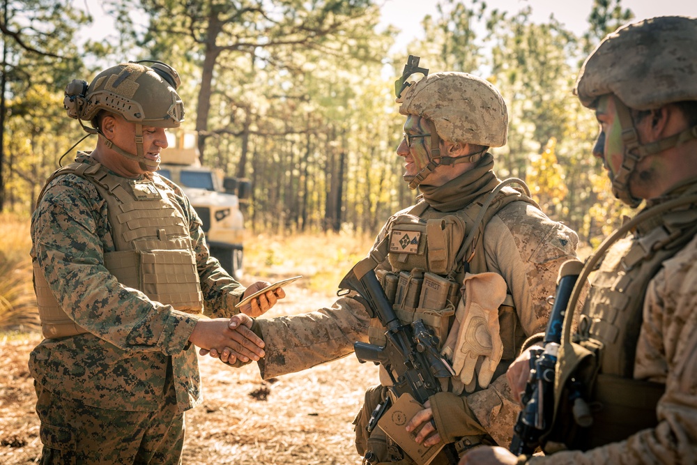 2d Marine Division Assistant Commander visits 10th Marine Regiment during Rolling Thunder