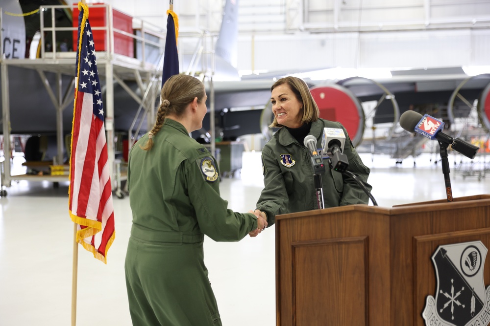 Gov. Reynolds shakes hands with 185th ARW commander