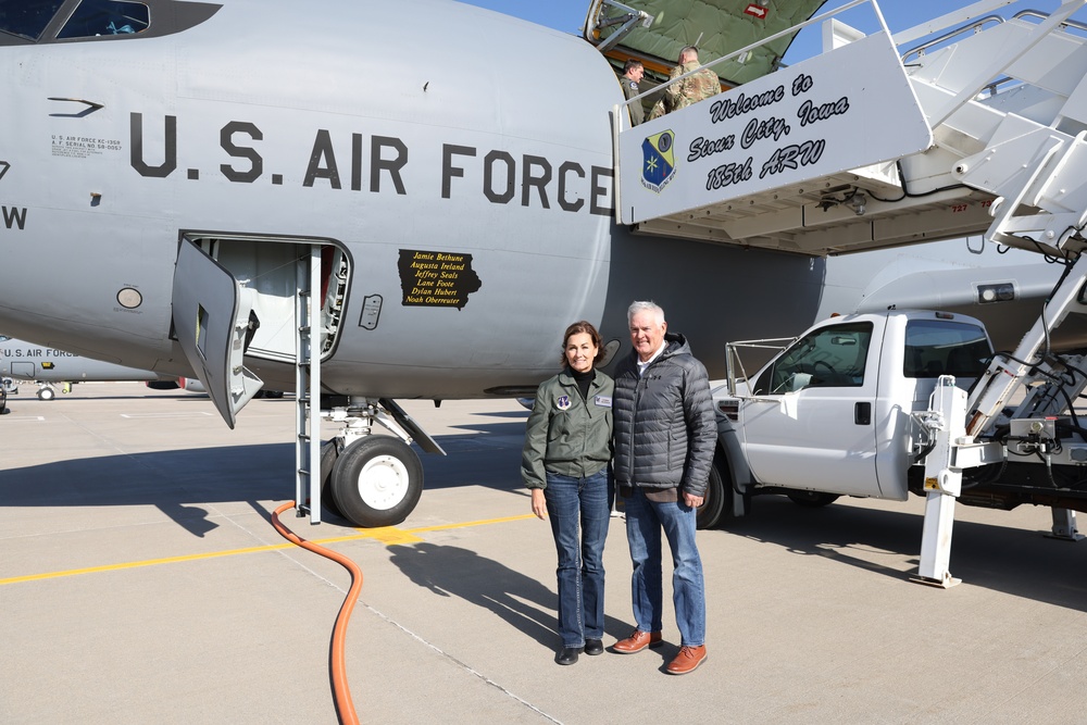 Gov. Reynolds poses for photo with husband