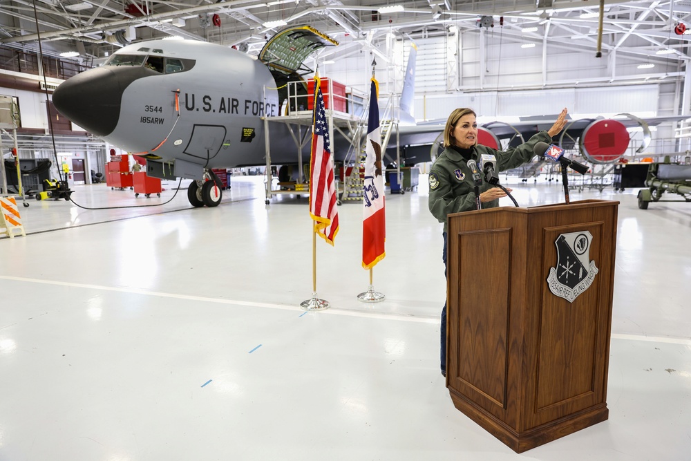 Gov. Reynolds speaks to service members