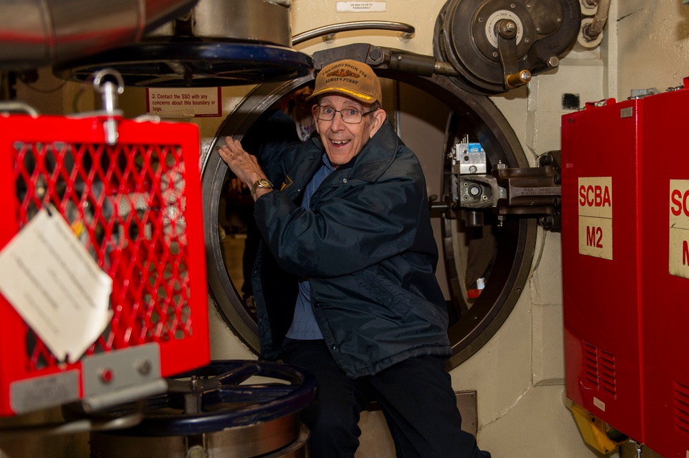 Howard Riggert visits USS Ohio (SSGN 726)