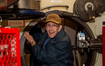 Howard Riggert visits USS Ohio (SSGN 726)