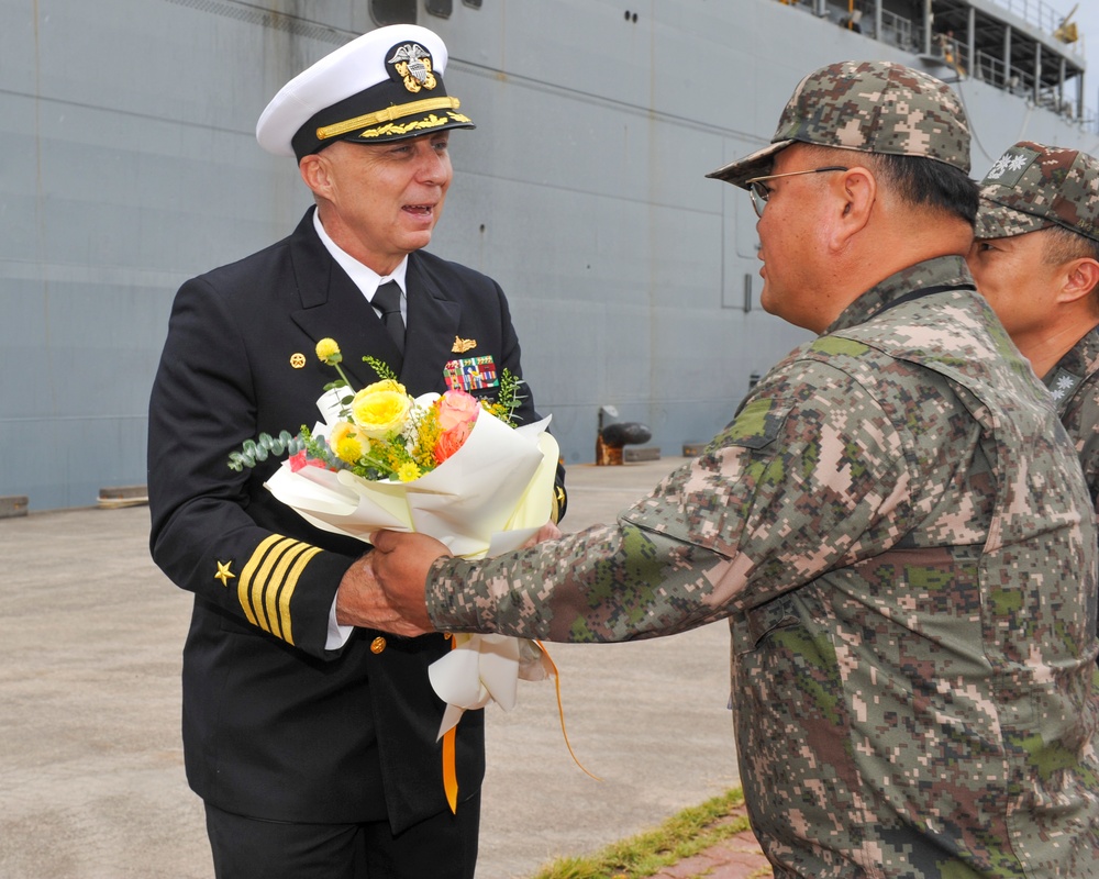 USS Frank Cable Arrives in Jeju-Do, South Korea