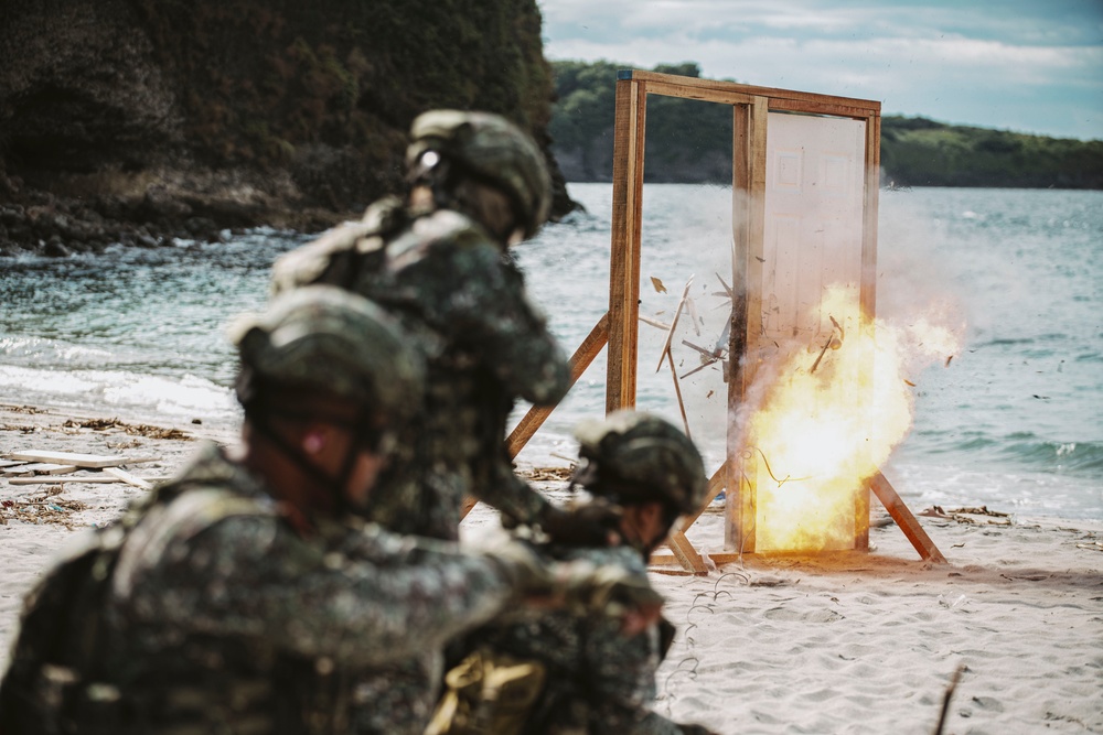 KAMANDAG 8: 15th MEU, Philippine Armed Forces Conduct Breaching Range