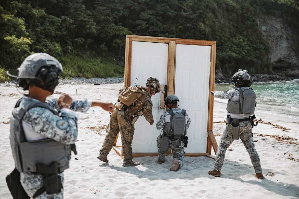 KAMANDAG 8: 15th MEU, Philippine Armed Forces Conduct Breaching Range