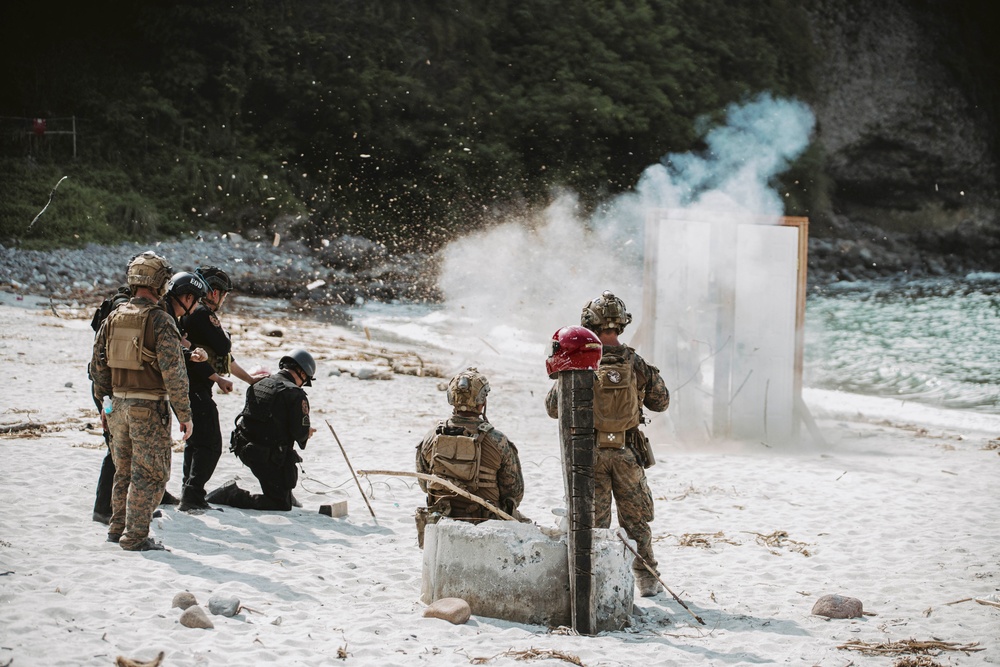 KAMANDAG 8: 15th MEU, Philippine Armed Forces Conduct Breaching Range