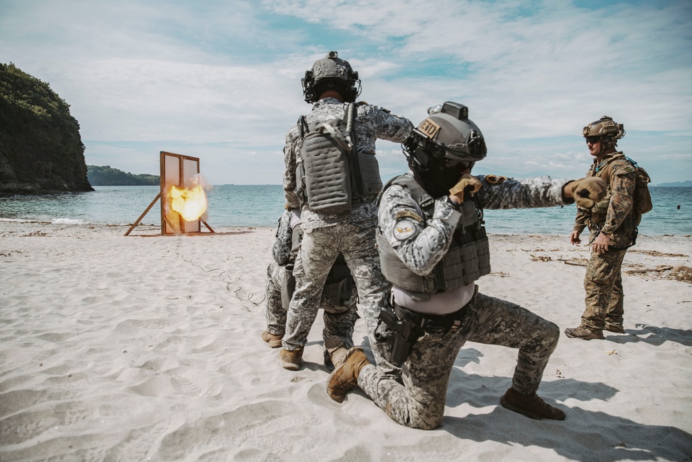 KAMANDAG 8: 15th MEU, Philippine Armed Forces Conduct Breaching Range