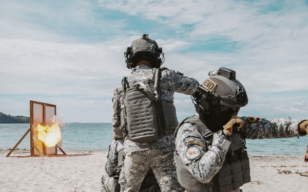 KAMANDAG 8: 15th MEU, Philippine Armed Forces Conduct Breaching Range