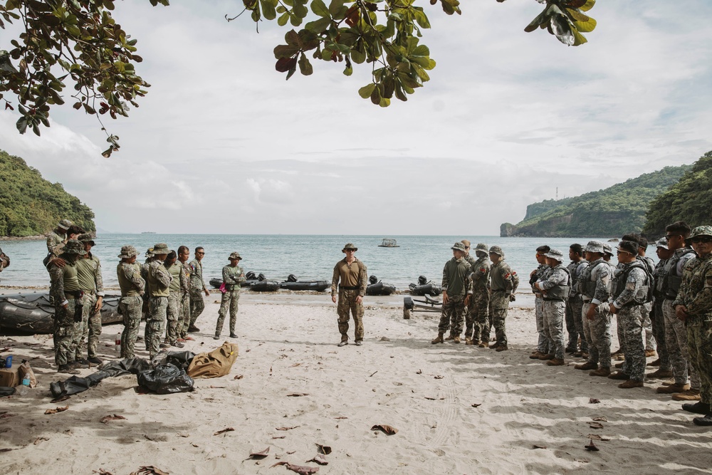 KAMANDAG 8: 15th MEU Recon Conducts CRRC Training With ROK Marines, Philippine Armed Forces