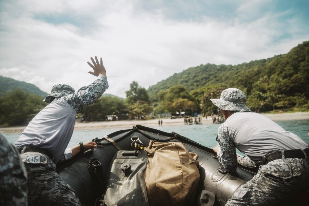 KAMANDAG 8: 15th MEU Recon Conducts CRRC Training With ROK Marines, Philippine Armed Forces