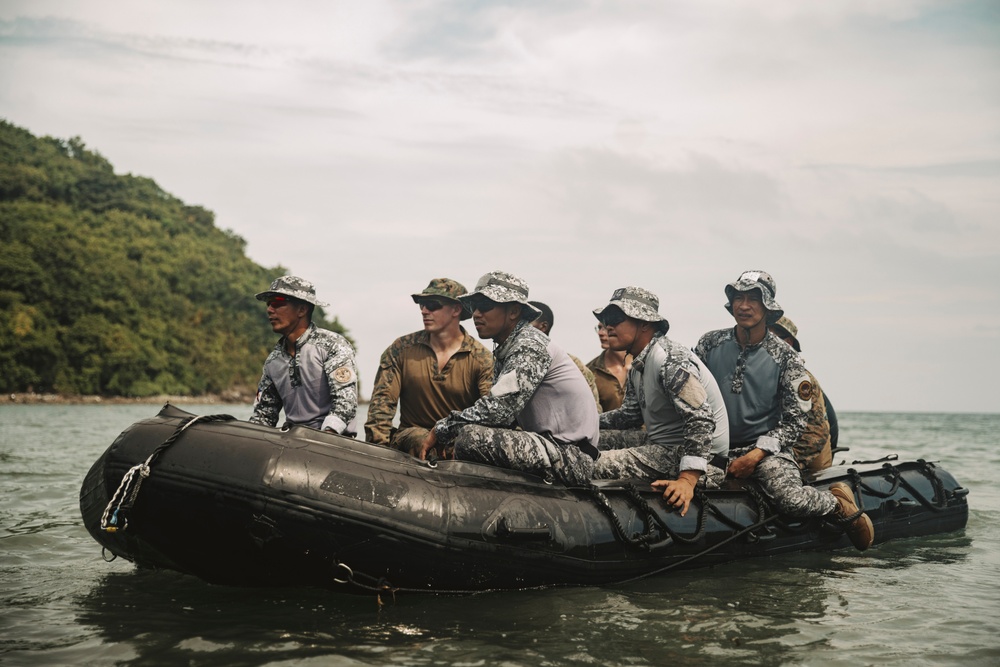 KAMANDAG 8: 15th MEU Recon Conducts CRRC Training With ROK Marines, Philippine Armed Forces