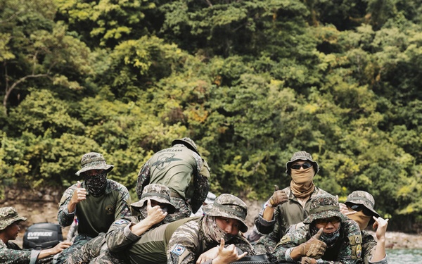 KAMANDAG 8: 15th MEU Recon Conducts CRRC Training With ROK Marines, Philippine Armed Forces
