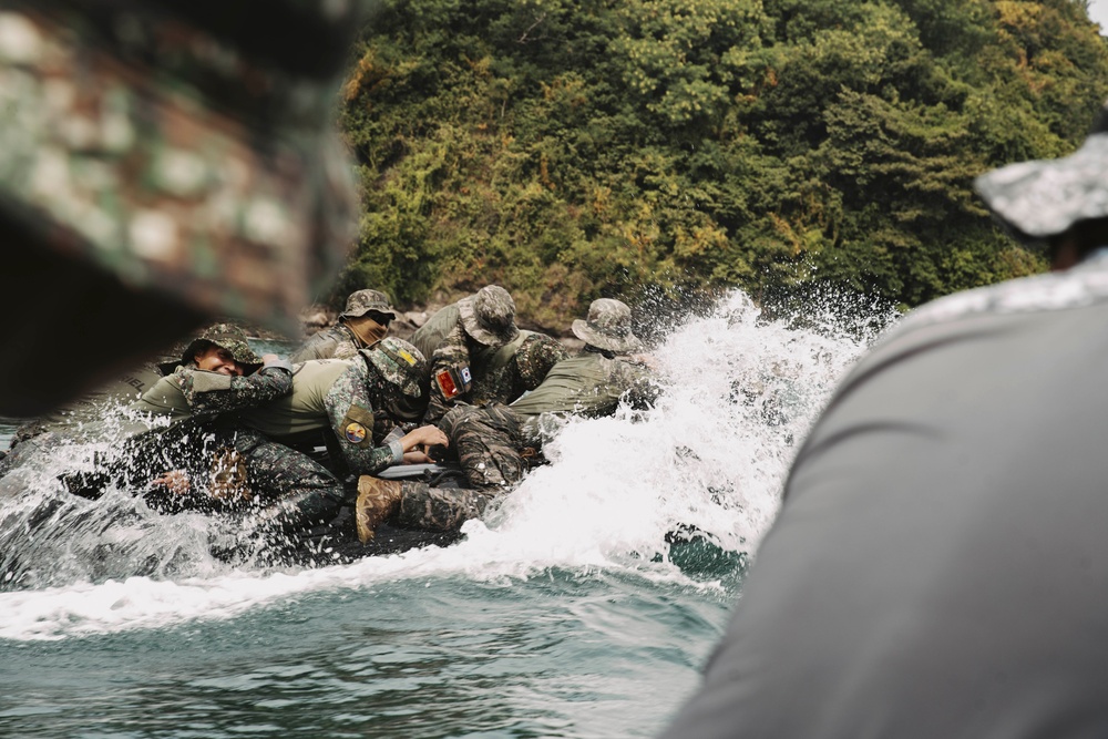 KAMANDAG 8: 15th MEU Recon Conducts CRRC Training With ROK Marines, Philippine Armed Forces