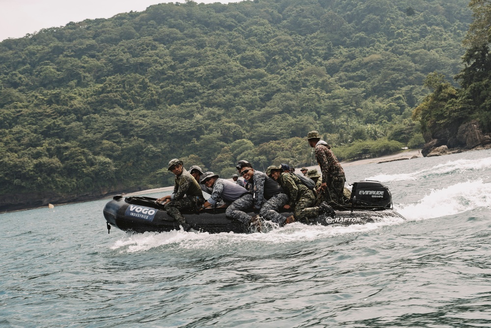 KAMANDAG 8: 15th MEU Recon Conducts CRRC Training With ROK Marines, Philippine Armed Forces