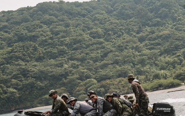 KAMANDAG 8: 15th MEU Recon Conducts CRRC Training With ROK Marines, Philippine Armed Forces