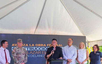 Ing. Wilmel Varela briefs attendants during the Río Puerto Nuevo Flood Risk Management Project, Contract 2