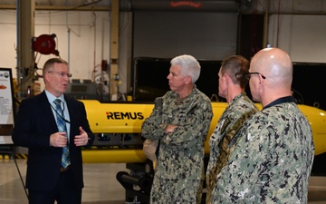 Vice Adm. Thomas Visits NMOC