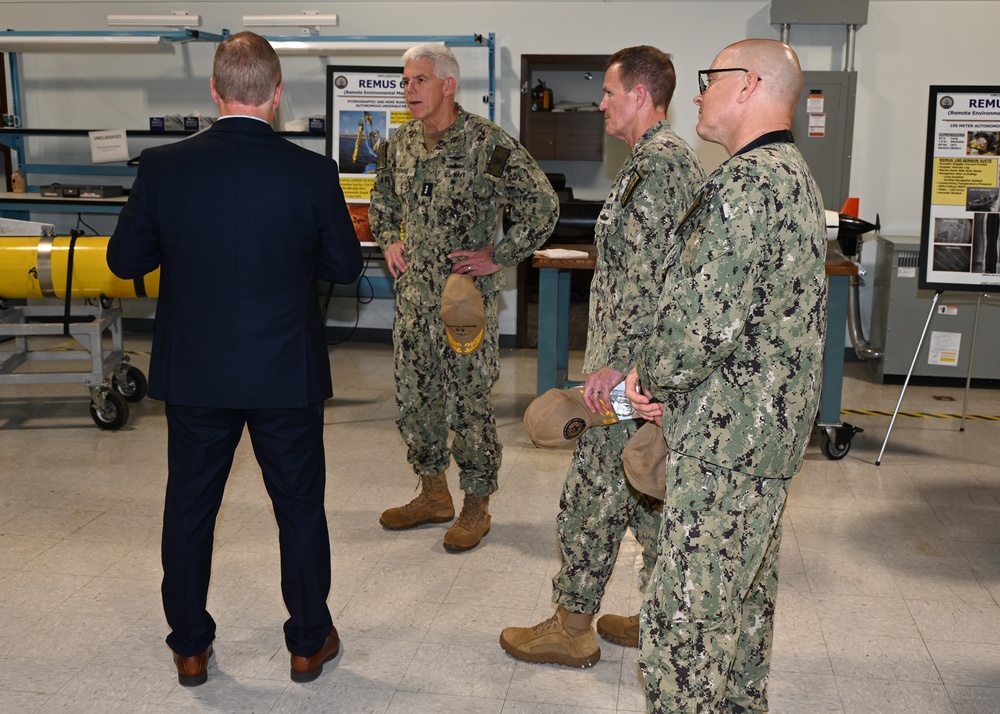 Vice Adm. Thomas Visits NMOC