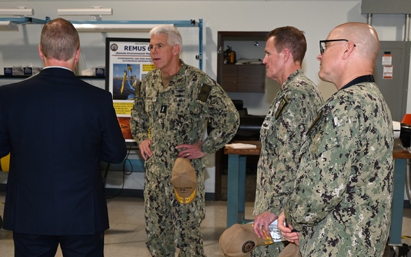 Vice Adm. Thomas Visits NMOC