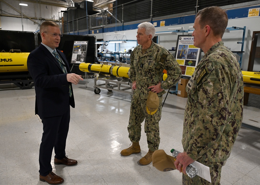 Vice Adm. Thomas Visits NMOC