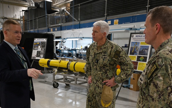 Vice Adm. Thomas Visits NMOC