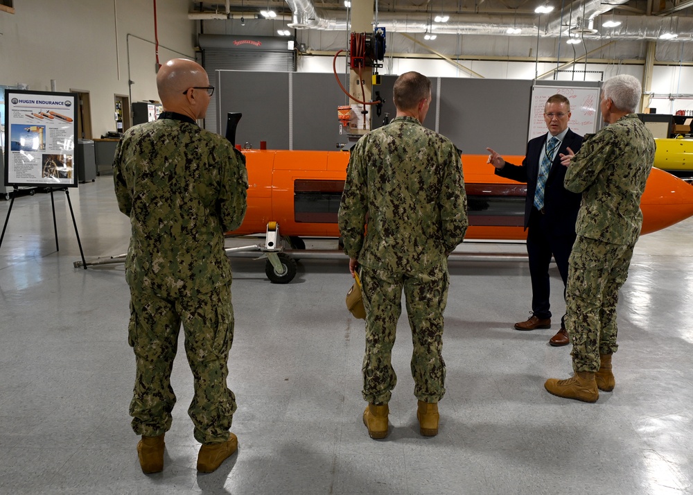 Vice Adm. Thomas Visits NMOC