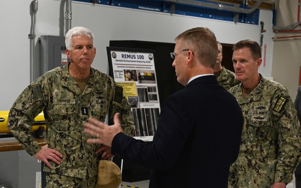 Vice Adm. Thomas Visits NMOC
