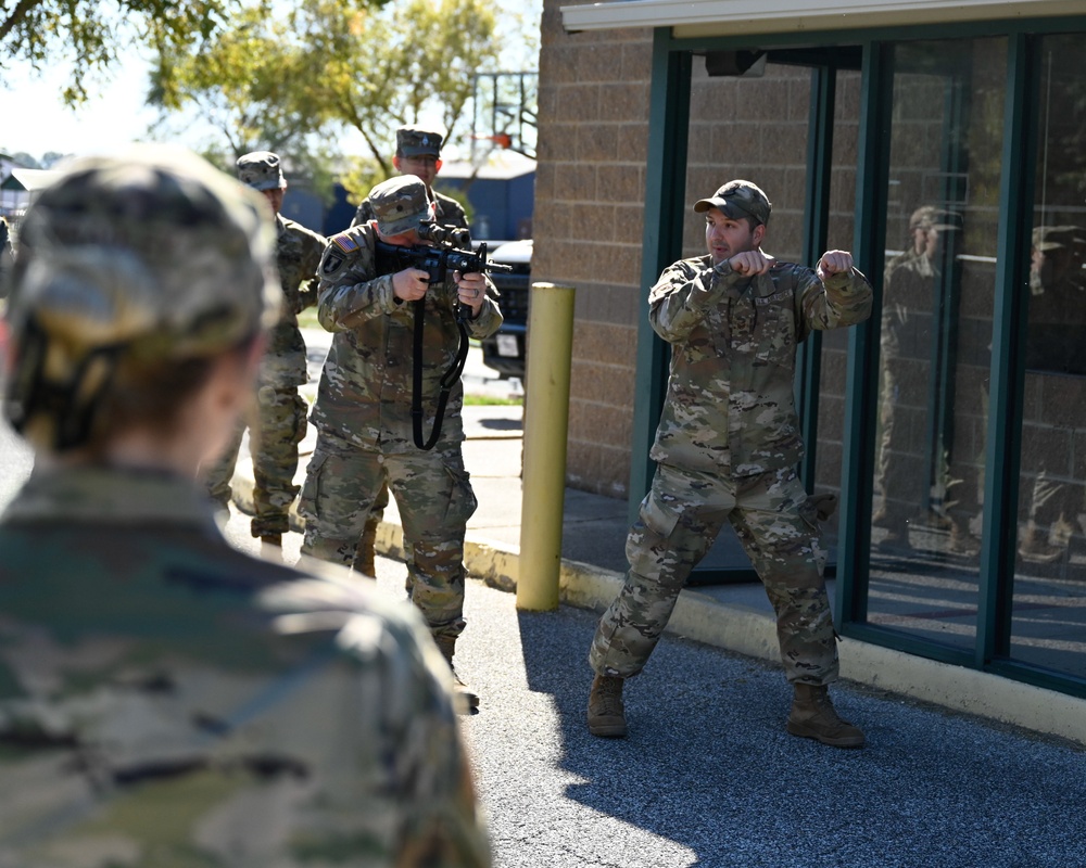 181st DGS IN hosts University of Illinois ROTC For Base Visit