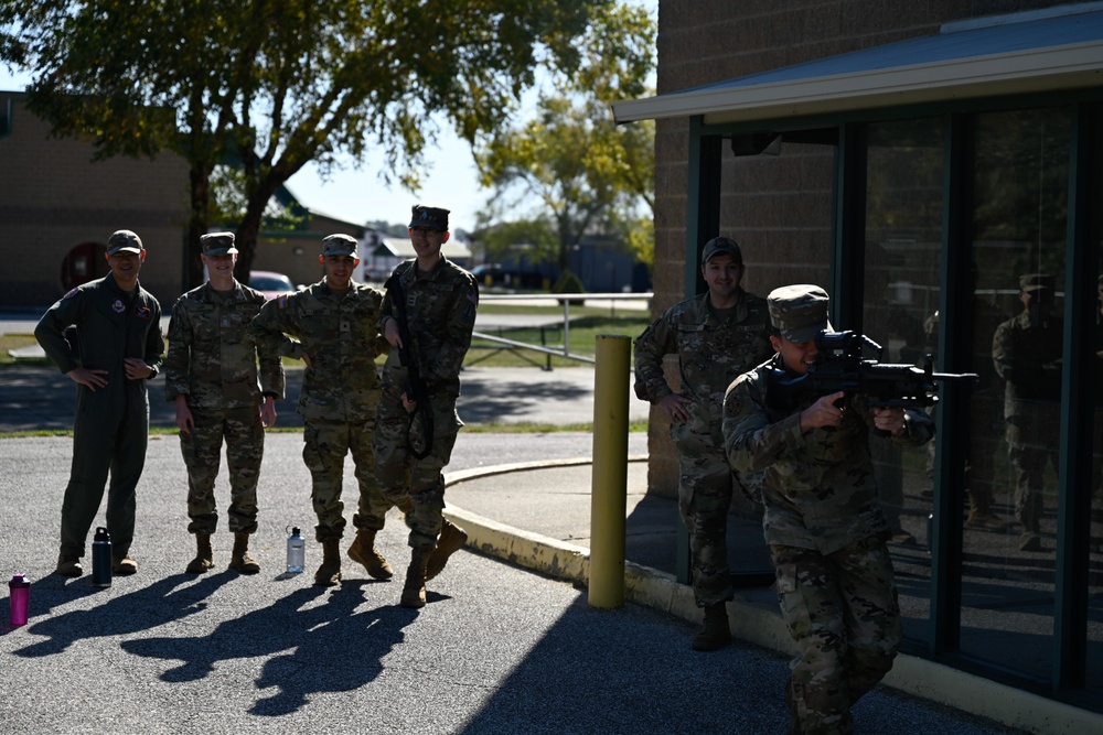 181st DGS IN hosts University of Illinois ROTC For Base Visit