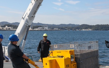 Sailors aboard the USS Howard conduct an ammo offload in Yokosuka, Japan