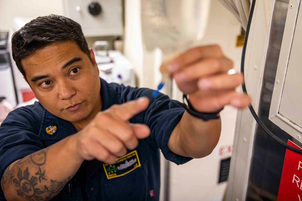 USS Ralph Johnson Conducts Stretcher Bearer Training