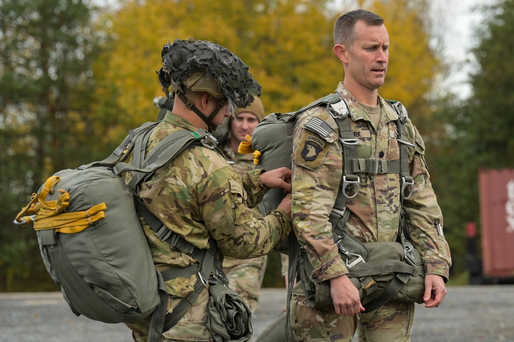 173rd Airborne Brigade Chinook jump at Grafenwoehr