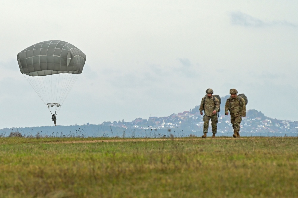 173rd Airborne Brigade Chinook jump at Grafenwoehr