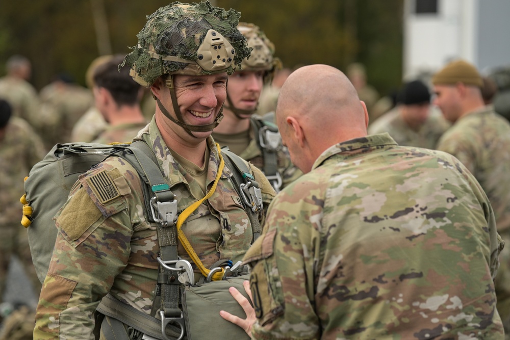 173rd Airborne Brigade Chinook jump at Grafenwoehr