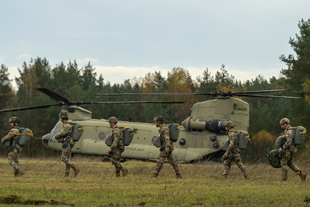 173rd Airborne Brigade Chinook jump at Grafenwoehr